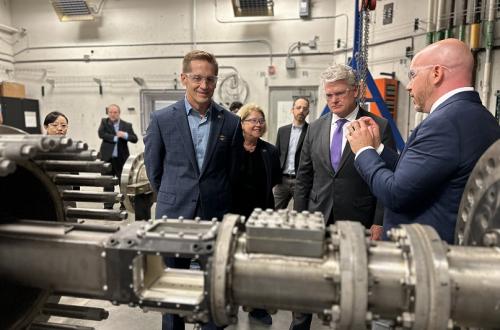 Dr. Steinberg discusses NASA ULI project with NASA Deputy Administrator and Members of Congress.